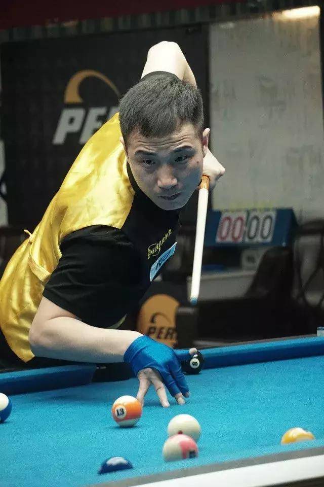 露头角的背 露头角的背